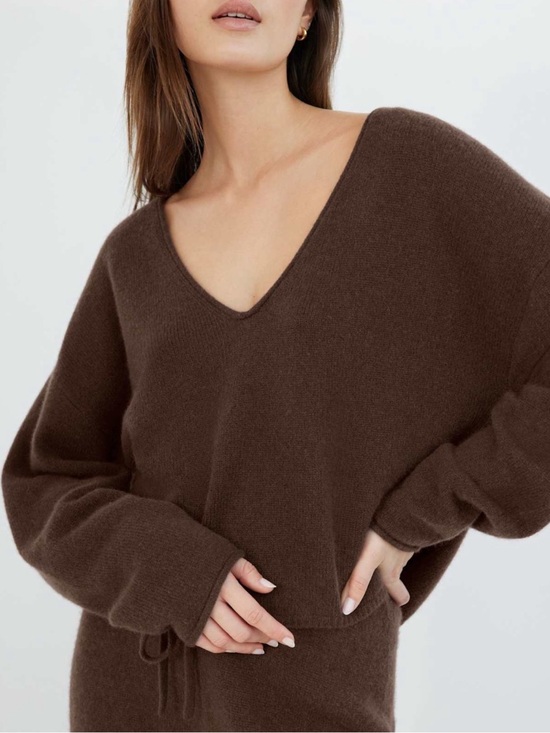 Aritzia Sweaters - The Group by Babaton LUXE CASHMERE V-NECK SWEATER